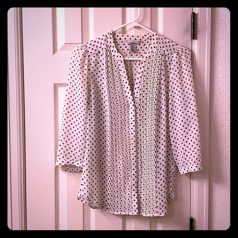 H&M classic polka dot button up shirt. Size 6